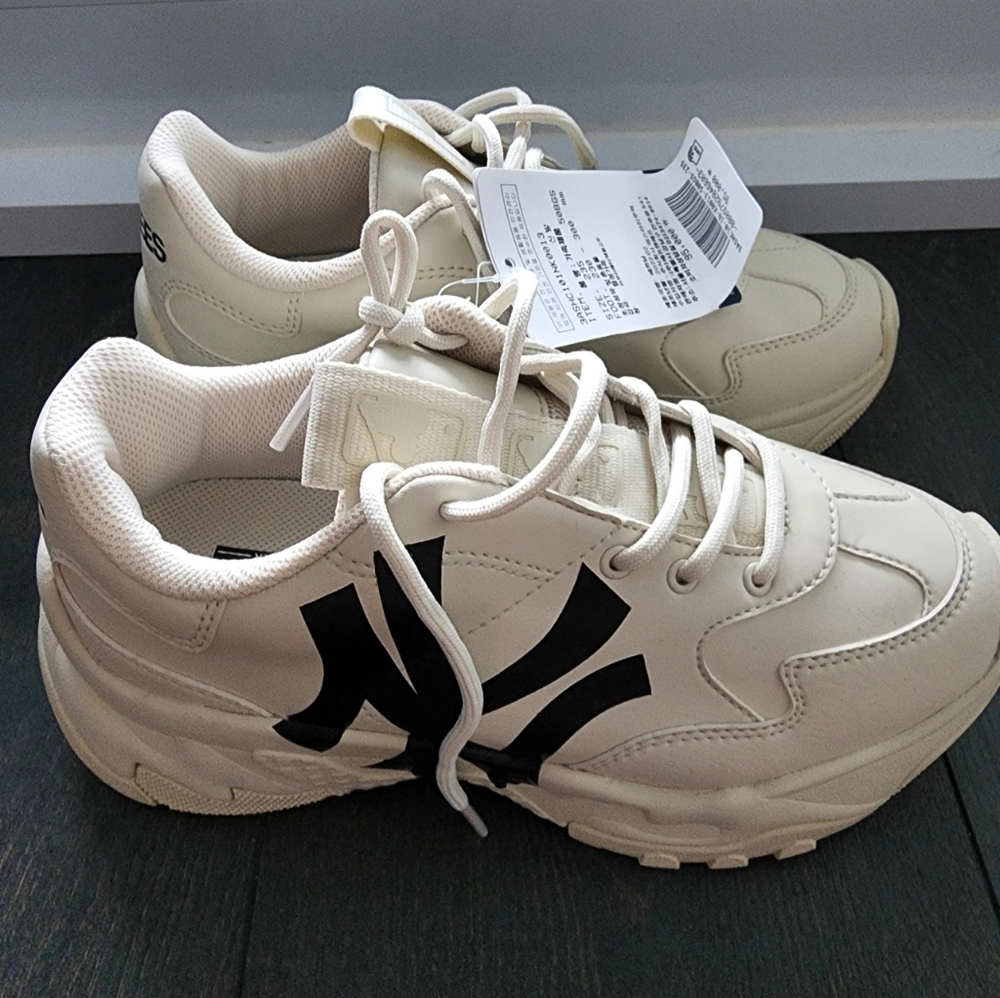 MLB white shoes 235mm